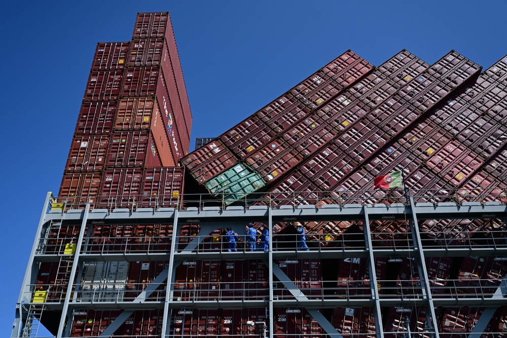 Unified Command continues to recover the fallen containers at the Port of Long Beach