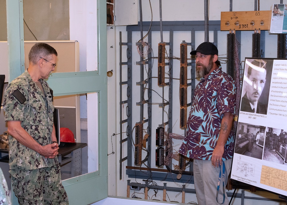 Commander, Fleet Information Warfare Command Pacific (FIWCPAC) tours Hypo Station at PHNSY &amp; IMF