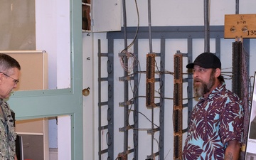 Commander, Fleet Information Warfare Command Pacific (FIWCPAC) tours Hypo Station at PHNSY &amp; IMF