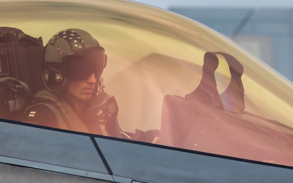 F-22 Demonstration Team Arrives for New York Air Show