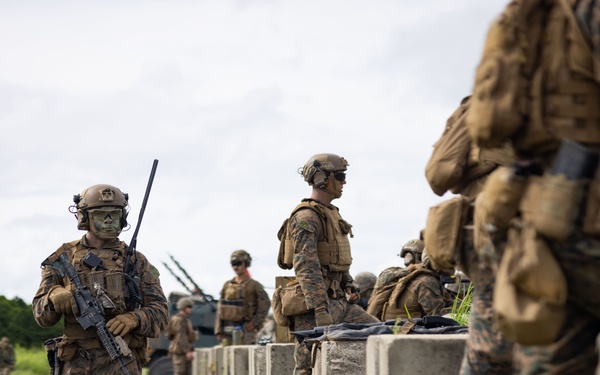 RD25 | U.S. Marines and Japan Ground Self-Defense Force Participate in a Bilateral Live-Fire Range