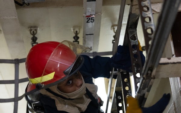 USS Curtis Wilbur (DDG 54) Conducts In-Port Emergency Team Drill