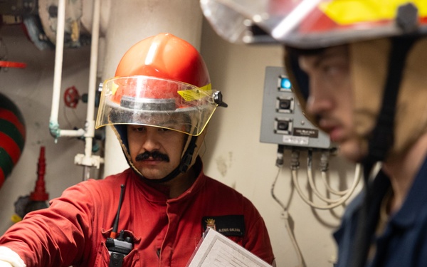 USS Curtis Wilbur (DDG 54) Conducts In-Port Emergency Team Drill