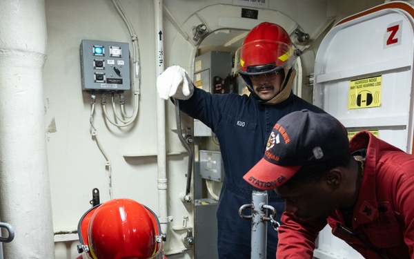 USS Curtis Wilbur (DDG 54) Conducts In-Port Emergency Team Drill