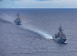 USS Dewey and HMAS Ballarat conduct Bilateral Training