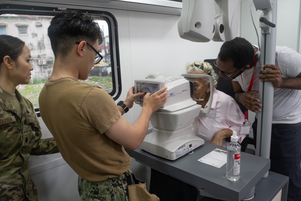 Missouri National Guard members provide medical care to Panamanian citizens