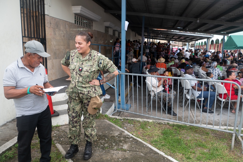 Missouri National Guard members provide medical care to Panamanian citizens