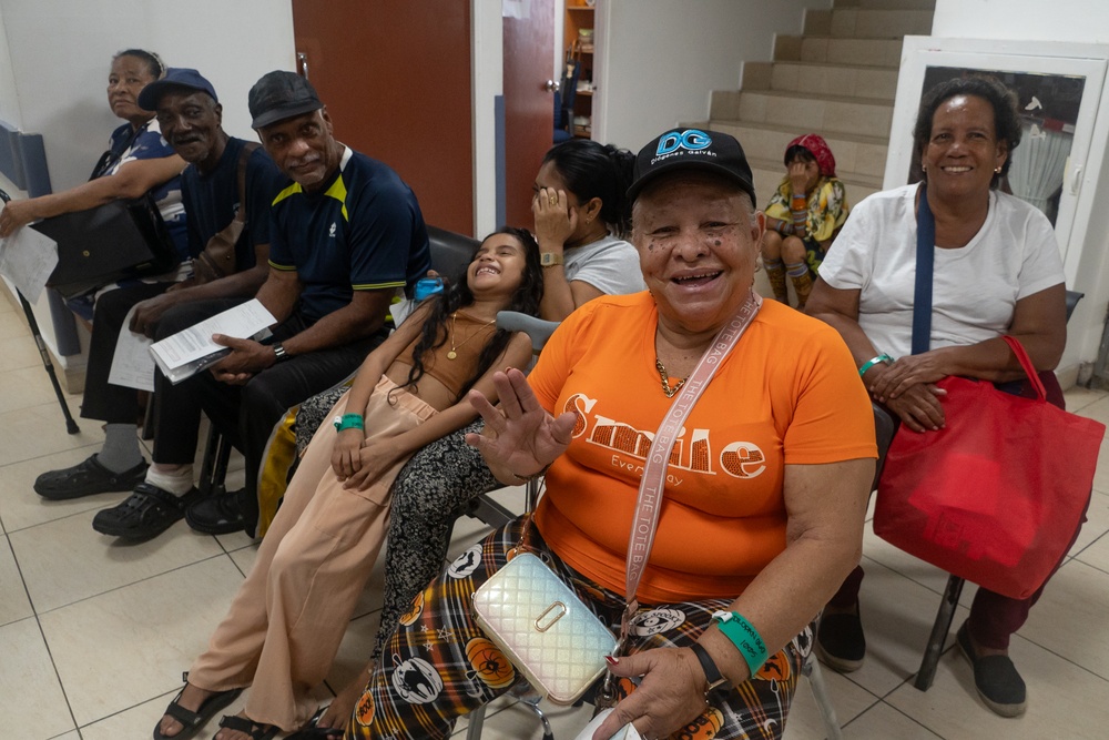 Missouri National Guard members provide medical care to Panamanian citizens