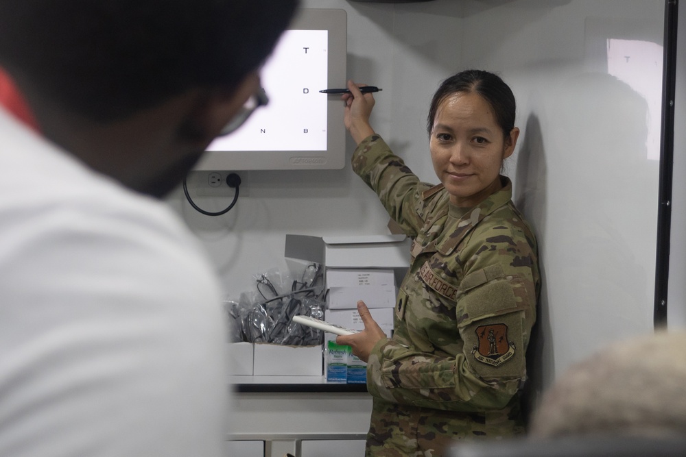 Missouri National Guard members provide medical care to Panamanian citizens