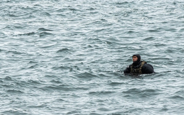 Arctic Agility | U.K, U.S, and Norway conduct a beach survey on remote arctic islands