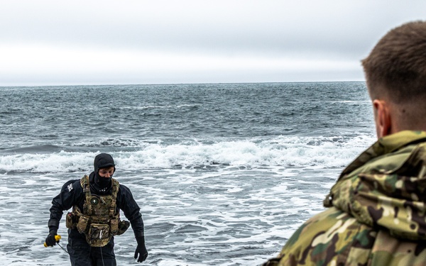 Arctic Agility | U.K, U.S, and Norway conduct a beach survey on remote arctic islands