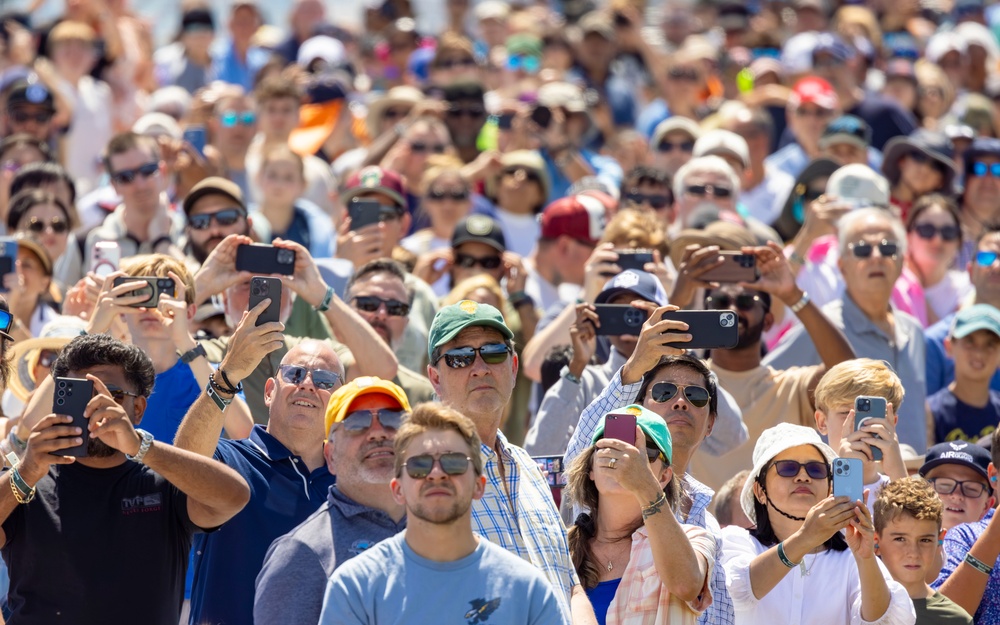 F-22 Wows Crowds at New York Air Show