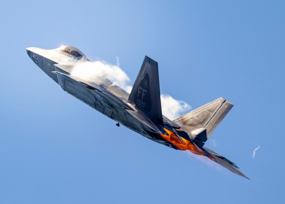 F-22 Wows Crowds at New York Air Show