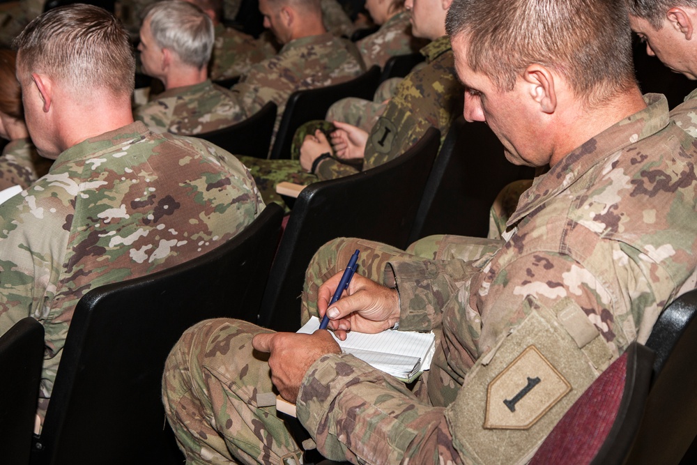 Lt. Gen. (Ret.) Hogg Talks With 1ID Leadership