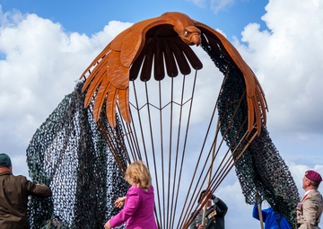 Market Garden 81 - Unveiling of  LT Hanford Monument