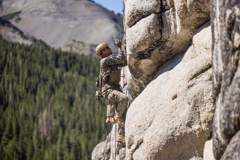 1st Bn., 5th Marines conduct day, night cliff assaults with UAE Presidential Guard during MTX 4-25