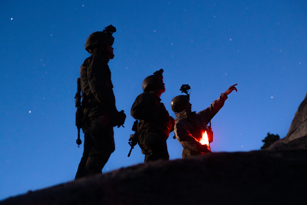1st Bn., 5th Marines conduct day, night cliff assaults with UAE Presidential Guard during MTX 4-25