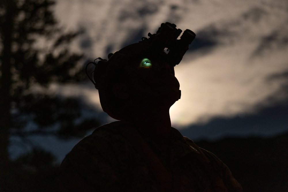 1st Bn., 5th Marines conduct day, night cliff assaults with UAE Presidential Guard during MTX 4-25