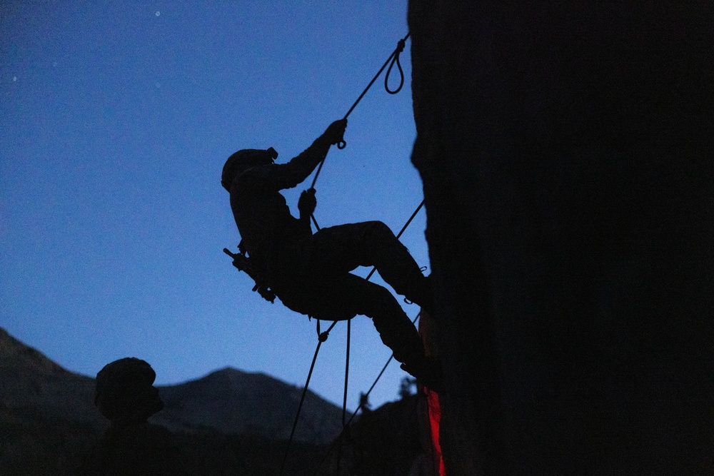 1st Bn., 5th Marines conduct day, night cliff assaults with UAE Presidential Guard during MTX 4-25