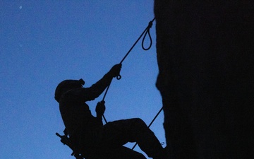1st Bn., 5th Marines conduct day, night cliff assaults with UAE Presidential Guard during MTX 4-25