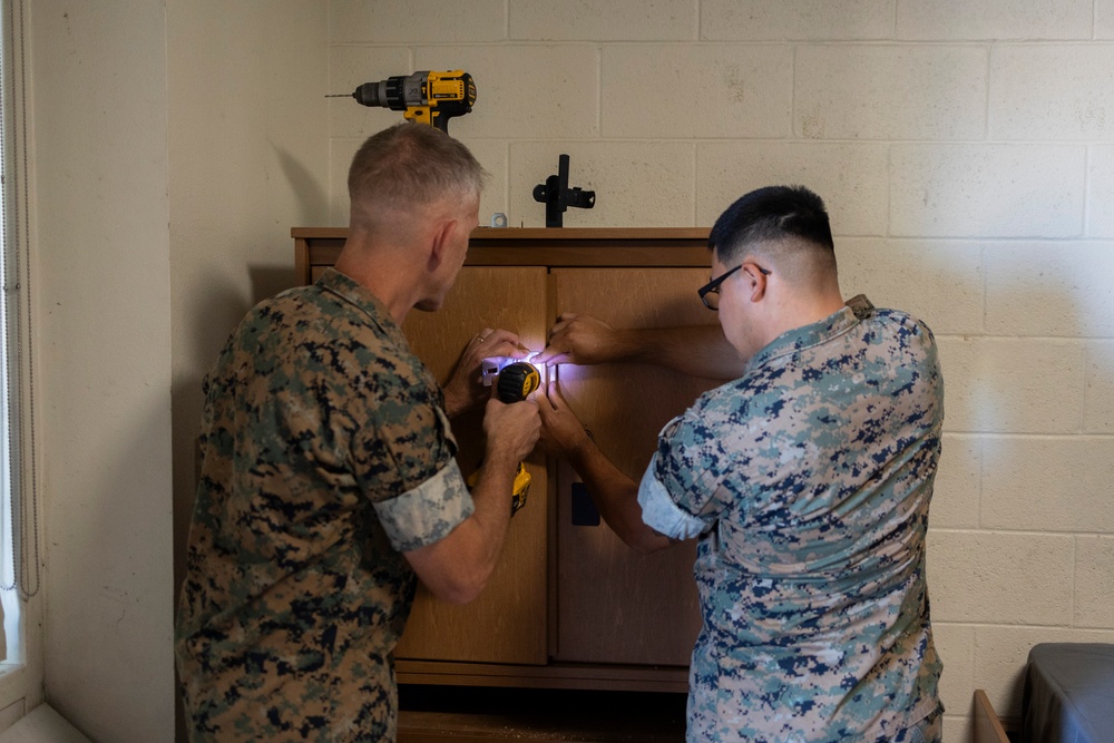 I MEF leadership participate in self-help in support of OCS III