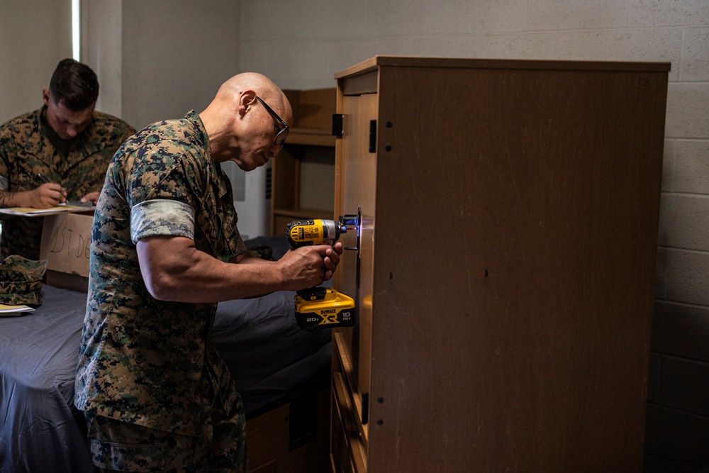 I MEF leadership participate in self-help in support of OCS III