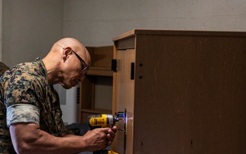 I MEF leadership participate in self-help in support of OCS III