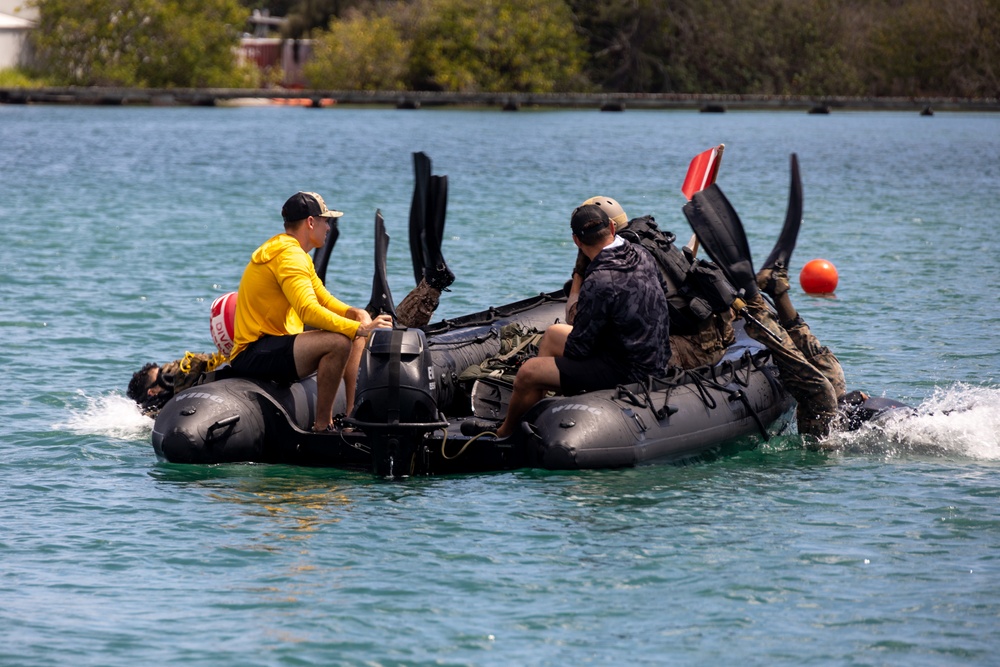 U.S. Marines with 4th Reconnaissance Battalion Conduct Dive Training at MCBH
