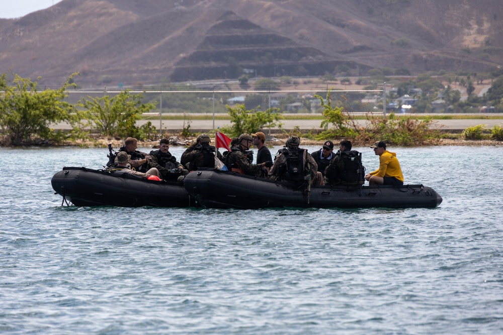 U.S. Marines with 4th Reconnaissance Battalion Conduct Dive Training at MCBH
