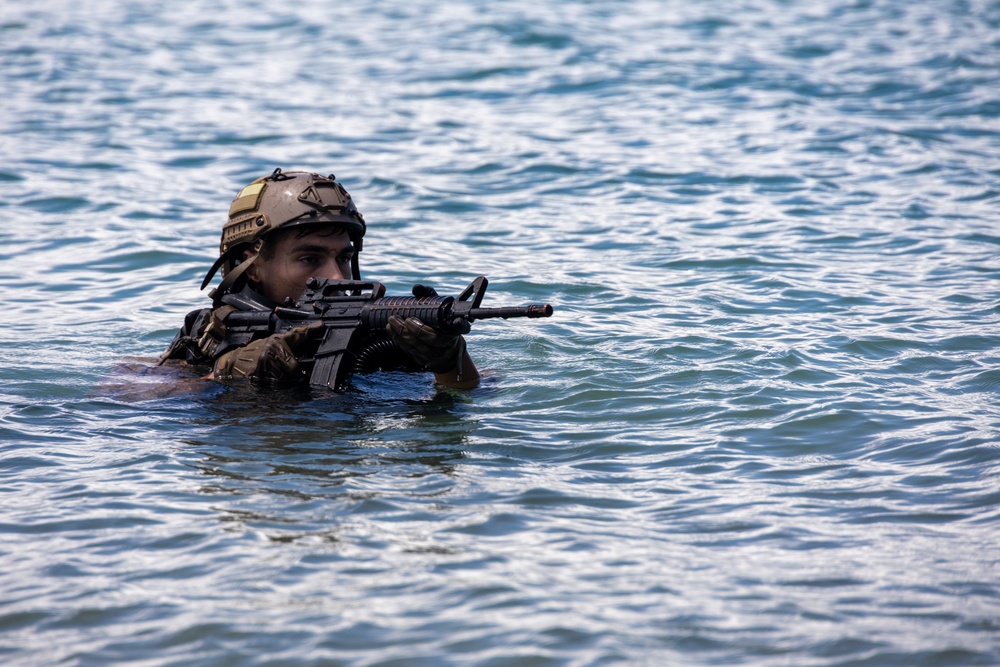U.S. Marines with 4th Reconnaissance Battalion Conduct Dive Training at MCBH