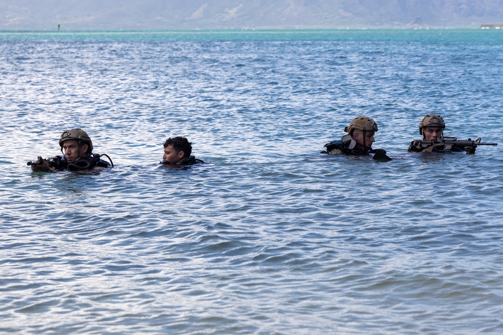 U.S. Marines with 4th Reconnaissance Battalion Conduct Dive Training at MCBH