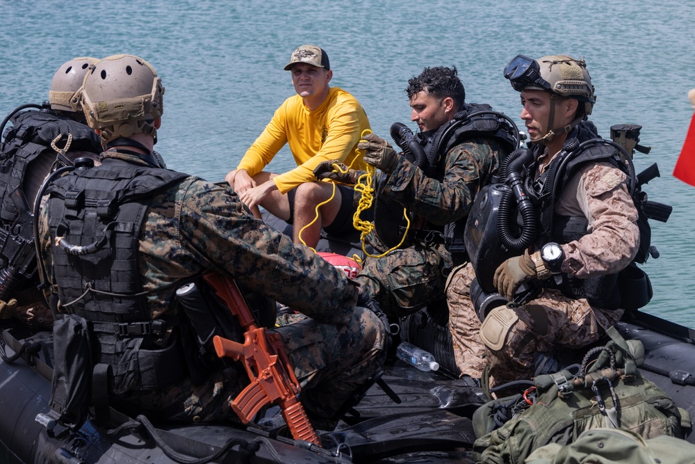 U.S. Marines with 4th Reconnaissance Battalion Conduct Dive Training at MCBH
