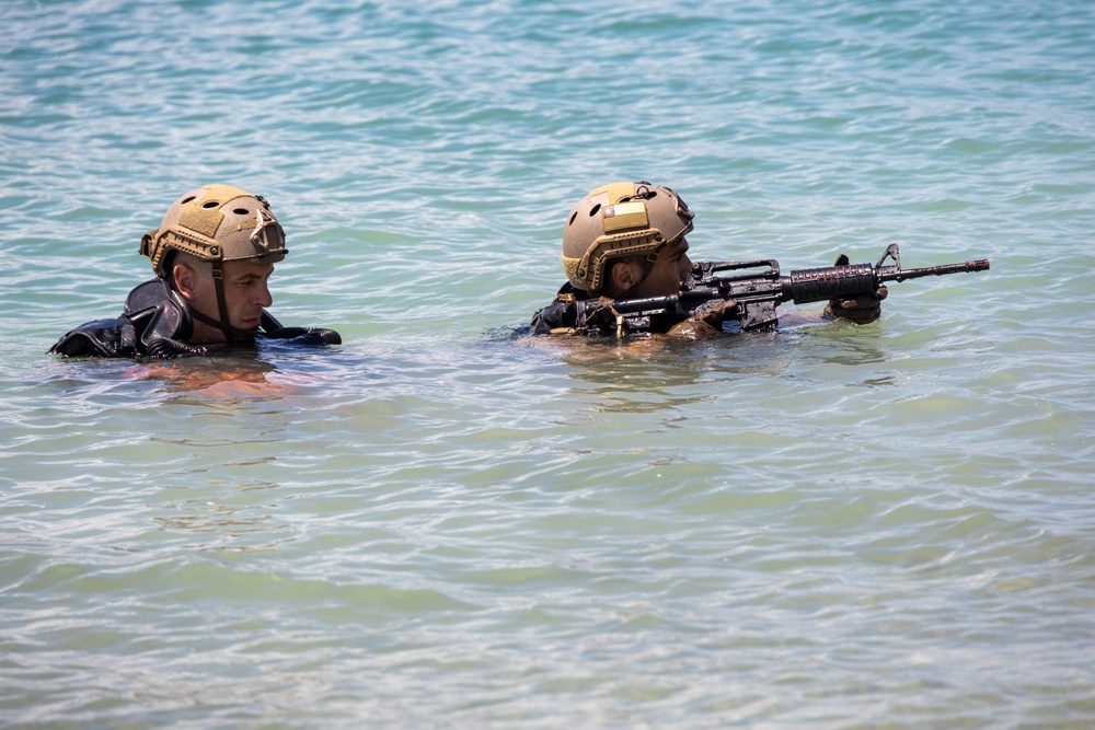 U.S. Marines with 4th Reconnaissance Battalion Conduct Dive Training at MCBH