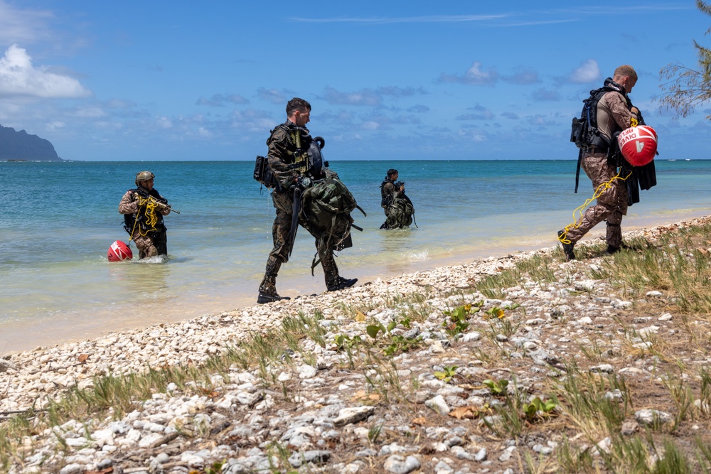 U.S. Marines with 4th Reconnaissance Battalion Conduct Dive Training at MCBH