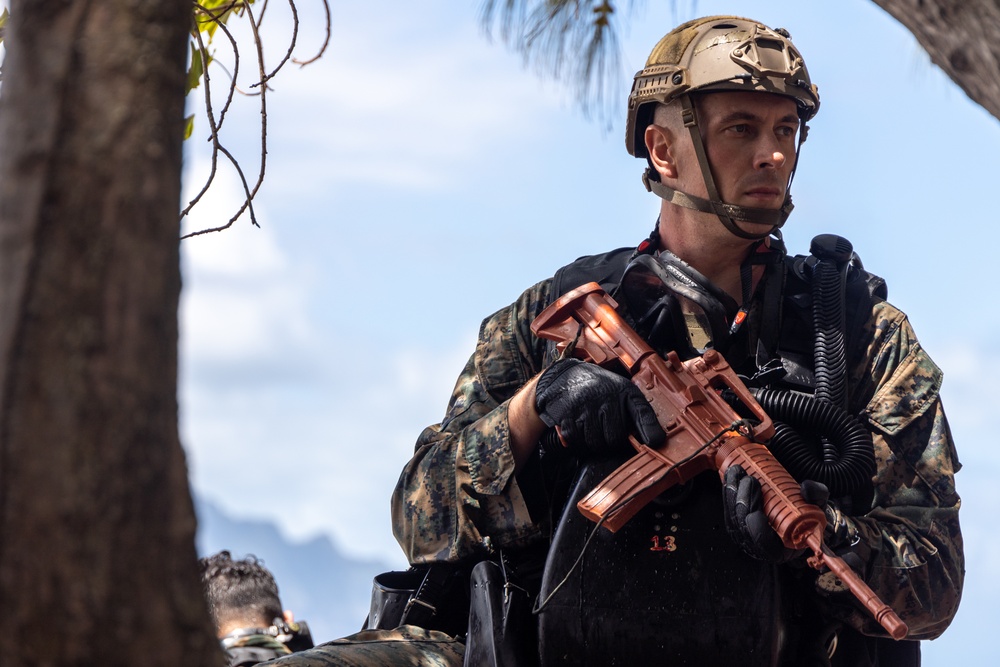 U.S. Marines with 4th Reconnaissance Battalion Conduct Dive Training at MCBH
