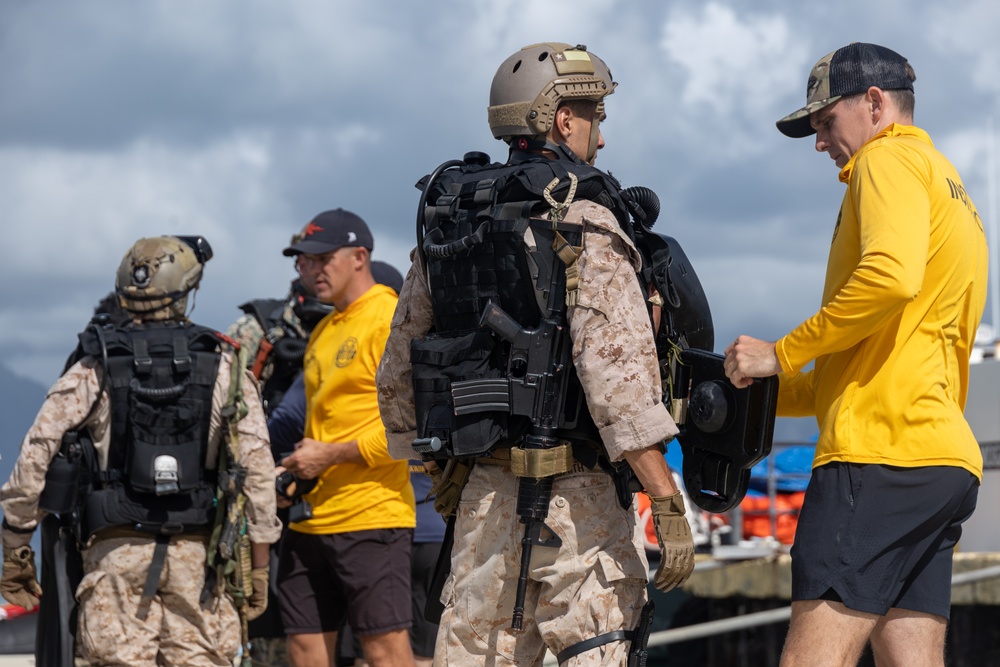 U.S. Marines with 4th Reconnaissance Battalion Conduct Dive Training at MCBH