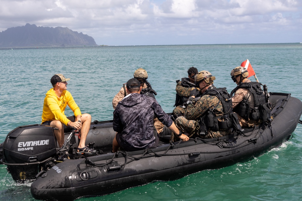 U.S. Marines with 4th Reconnaissance Battalion Conduct Dive Training at MCBH