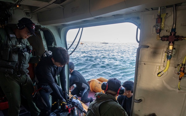 U.S. Marines perform rescue operations during Rescue Flag 25-2