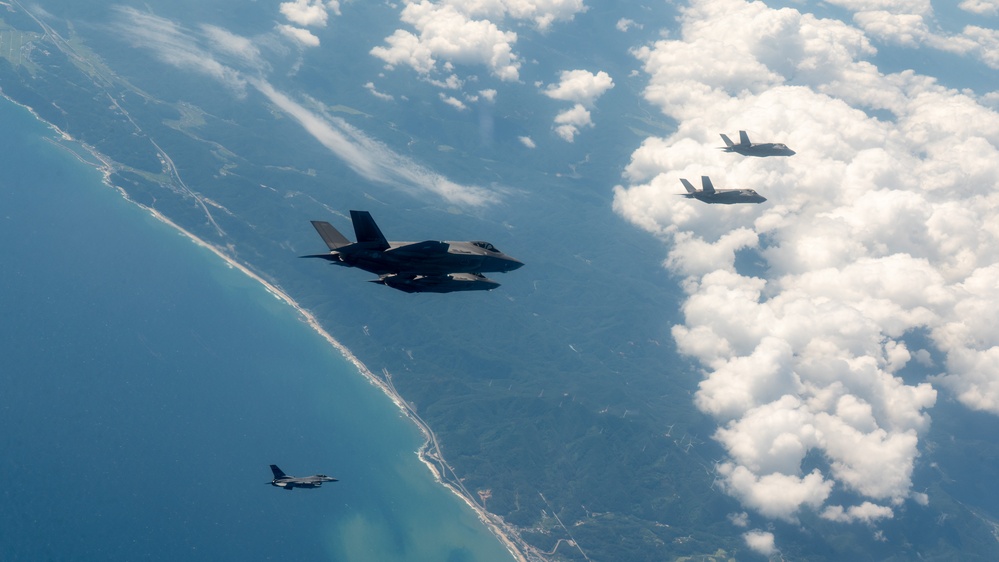 Osan’s Fiends and ROKAF’s 152nd Fighter Squadron take flight during Buddy Squadron 25-5