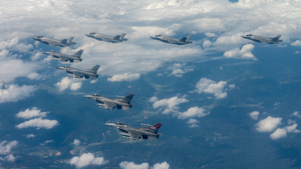 Osan’s Fiends and ROKAF’s 152nd Fighter Squadron take flight during Buddy Squadron 25-5