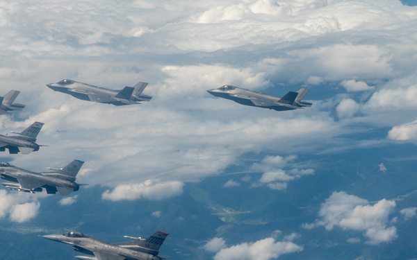 Osan’s Fiends and ROKAF’s 152nd Fighter Squadron take flight during Buddy Squadron 25-5