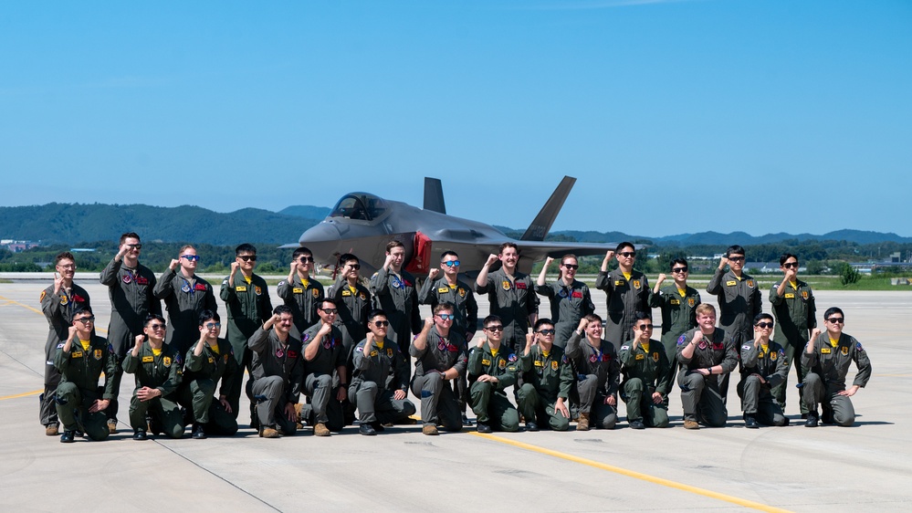 Osan’s Fiends and ROKAF’s 152nd Fighter Squadron take flight during Buddy Squadron 25-5
