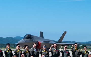 Osan’s Fiends and ROKAF’s 152nd Fighter Squadron take flight during Buddy Squadron 25-5