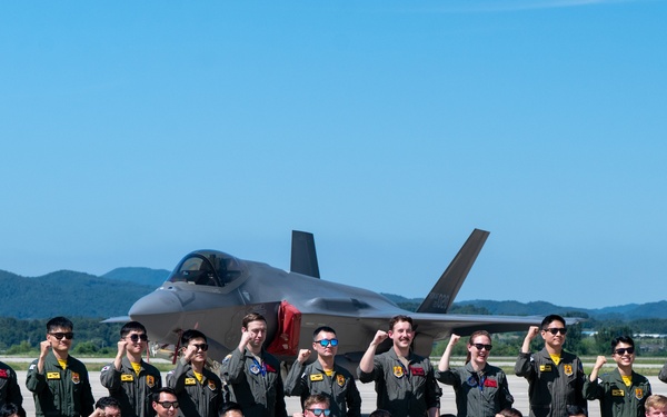 Osan’s Fiends and ROKAF’s 152nd Fighter Squadron take flight during Buddy Squadron 25-5