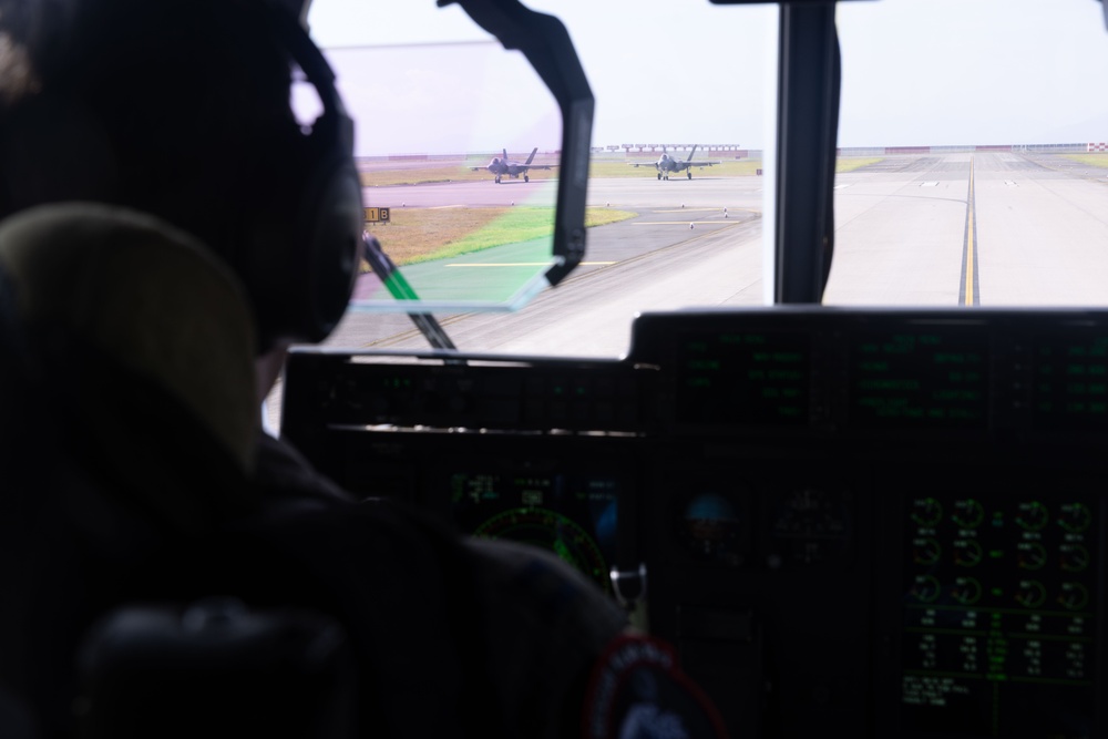 U.S. Air Force refuels with JASDF