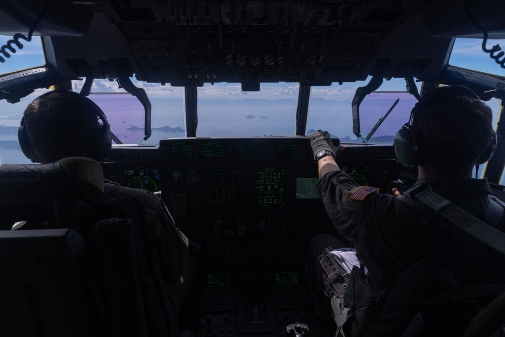 U.S. Air Force refuels with JASDF