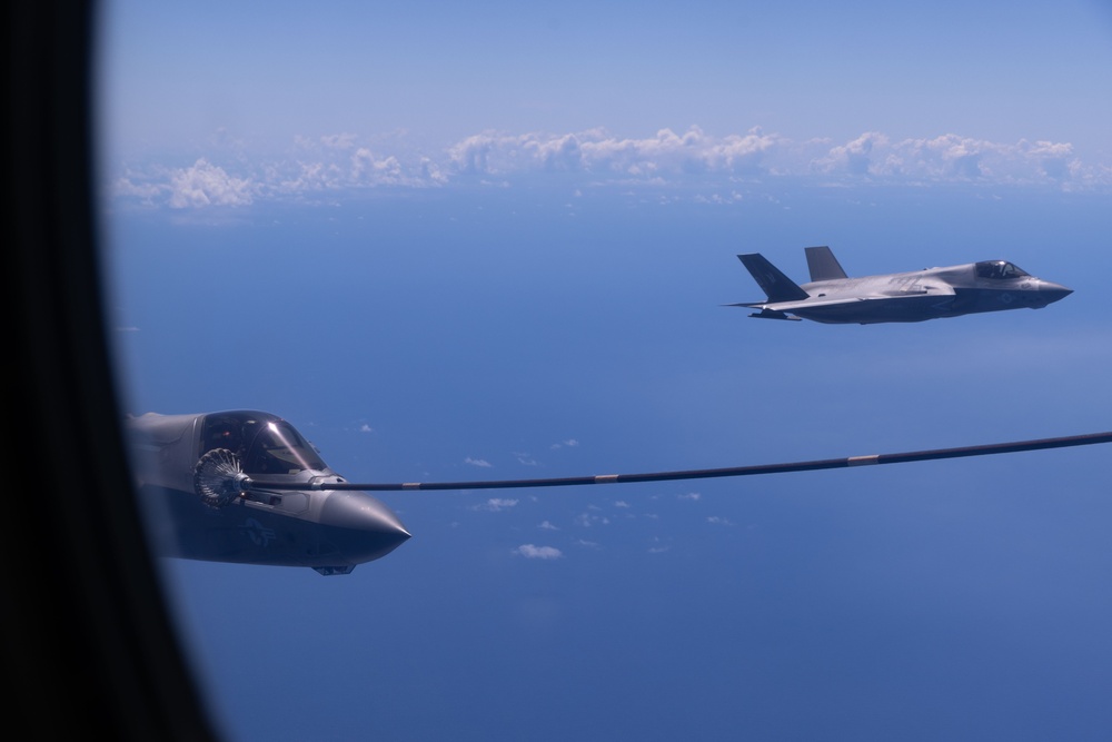 U.S. Air Force refuels with JASDF