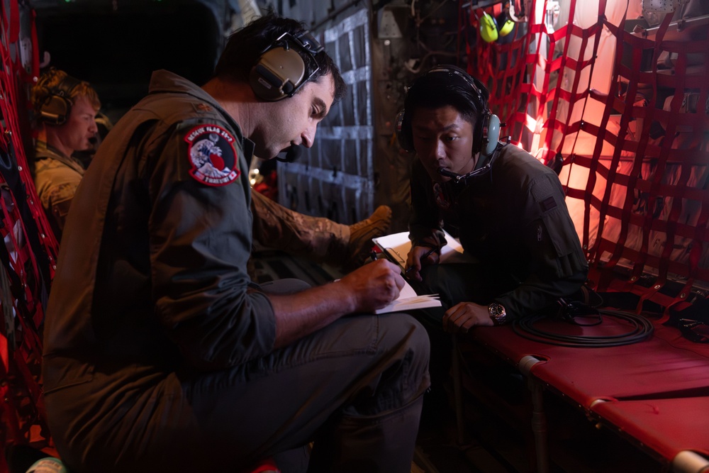 U.S. Air Force refuels with JASDF