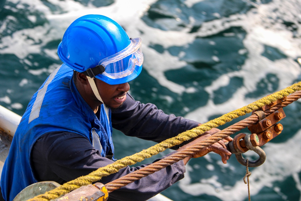 BM3 Carlens Milice rigs the high tension line during exercise  Northern Coasts 2025