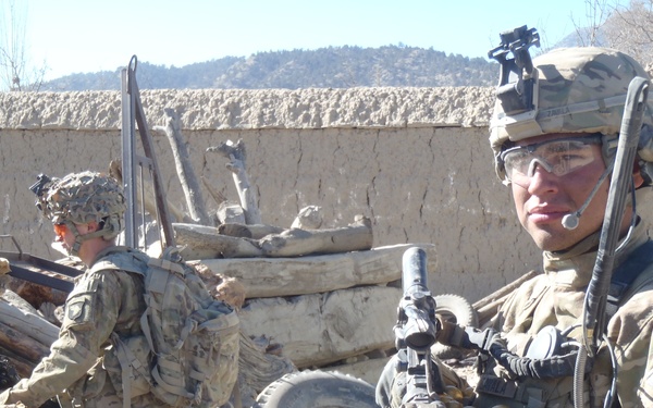 Soldiers pulling security